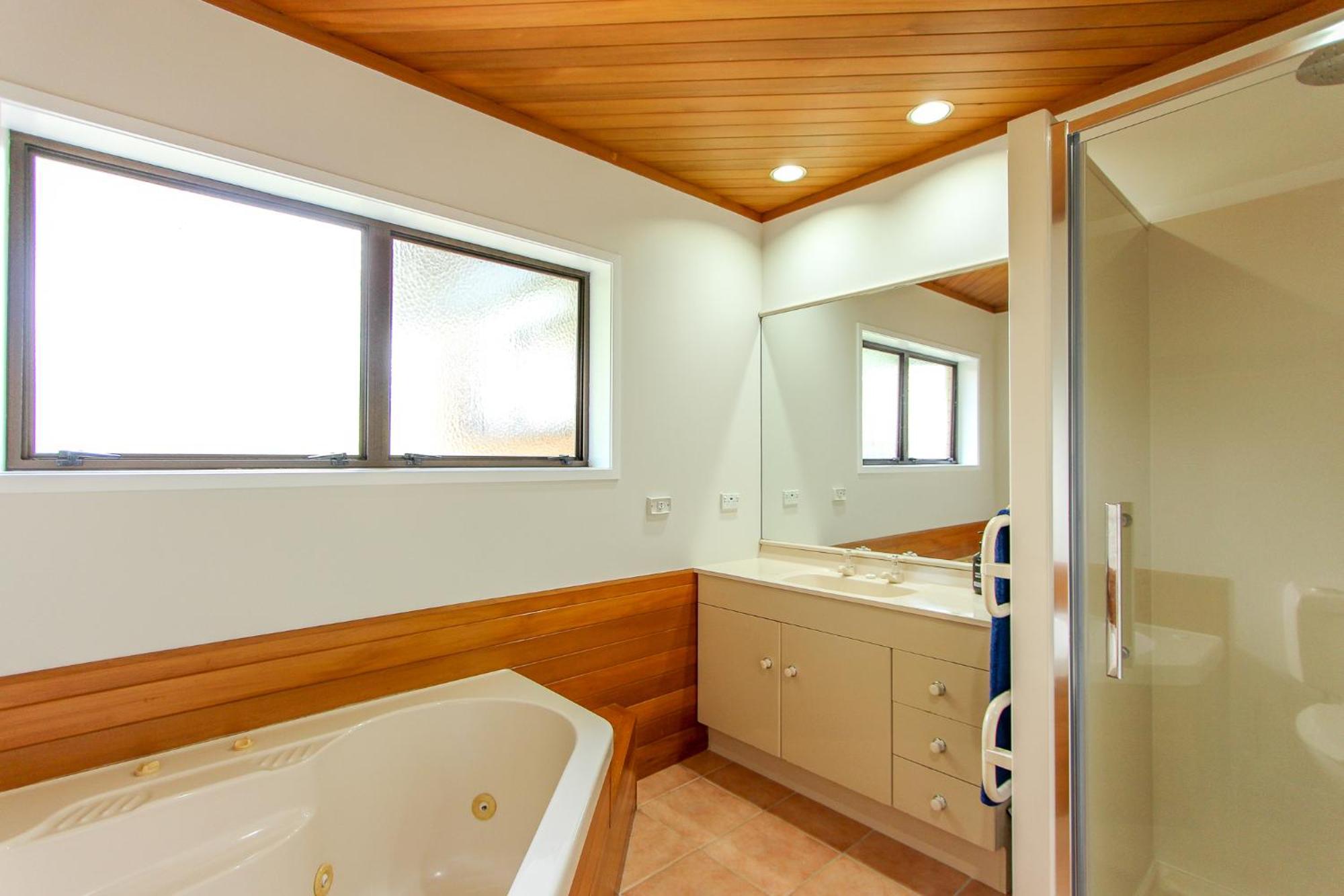 Spacious Retreat With Mountain View 로토루아 외부 사진