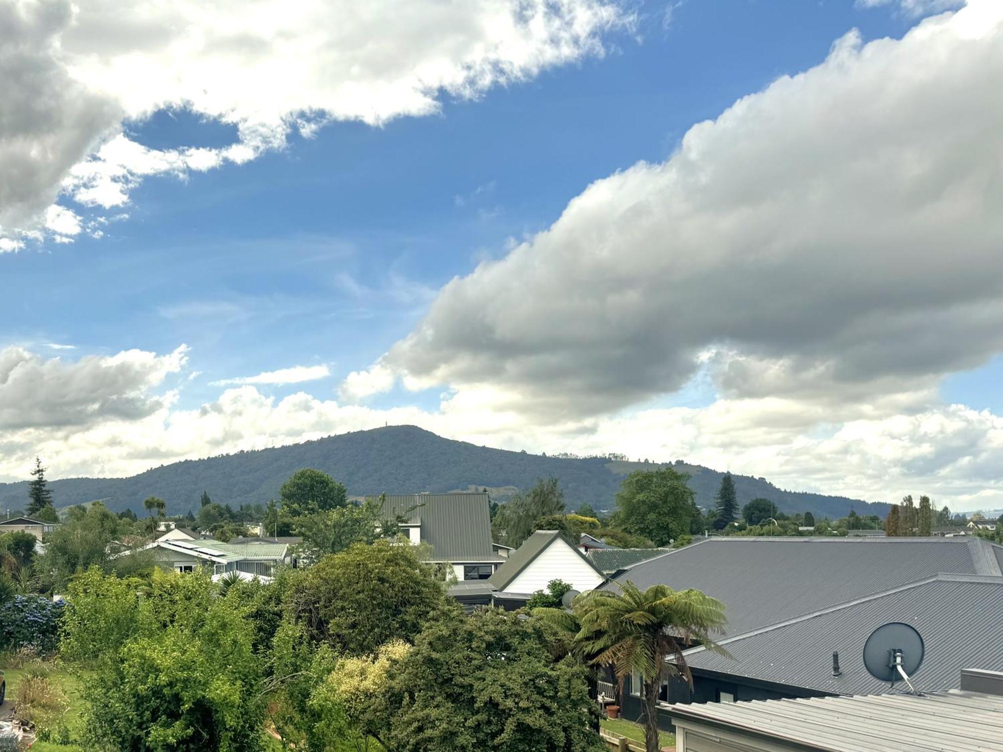Spacious Retreat With Mountain View 로토루아 외부 사진